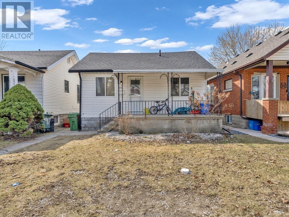 915 Curry Ave in Windsor, ON - Building Photo