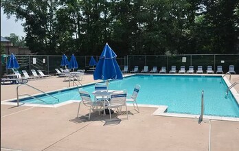 16 Wosniak Ct in Lawrence Township, NJ - Foto de edificio - Building Photo