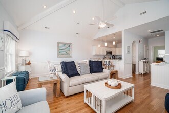 202 Dobbs St in Atlantic Beach, NC - Building Photo - Building Photo