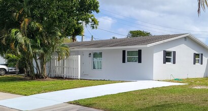 3121 NE Savannah Rd in Jensen Beach, FL - Building Photo - Building Photo