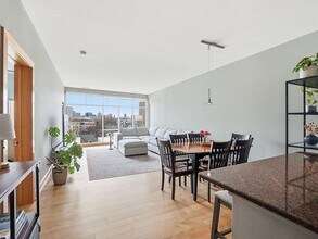 1550 E Royall Pl, Unit 11 in Milwaukee, WI - Building Photo - Building Photo