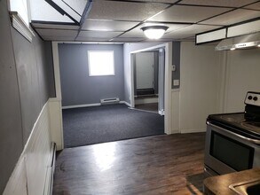 22 Stoneland Rd, Unit B in Worcester, MA - Building Photo - Building Photo