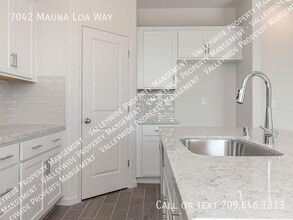 7042 Mauna Loa Wy in Stockton, CA - Building Photo - Building Photo