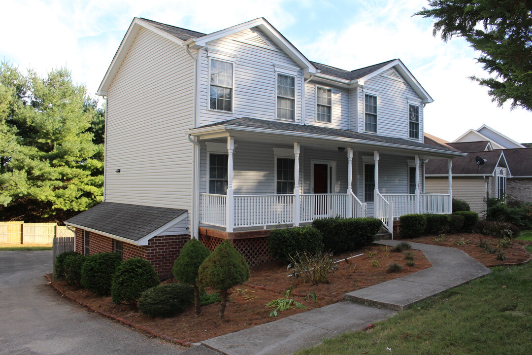 1692 Oriole Dr in Blacksburg, VA - Foto de edificio