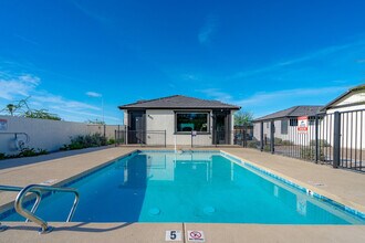 6606 W Paradise Ln in Glendale, AZ - Building Photo - Building Photo