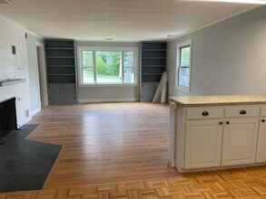 58 Lebanon St. in Hanover, NH - Foto de edificio - Interior Photo