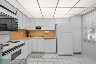 3505 Oaks Way in Pompano Beach, FL - Building Photo - Building Photo