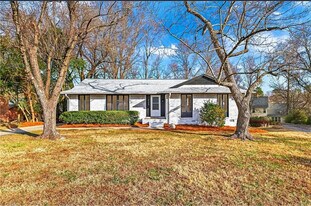 2204 Dulaire Rd in Greensboro, NC - Building Photo