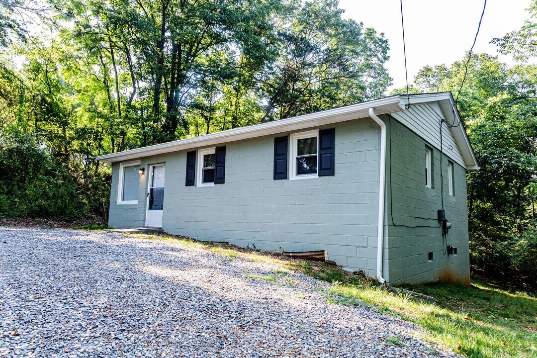 4325 Bristol Rd SW in Roanoke, VA - Building Photo