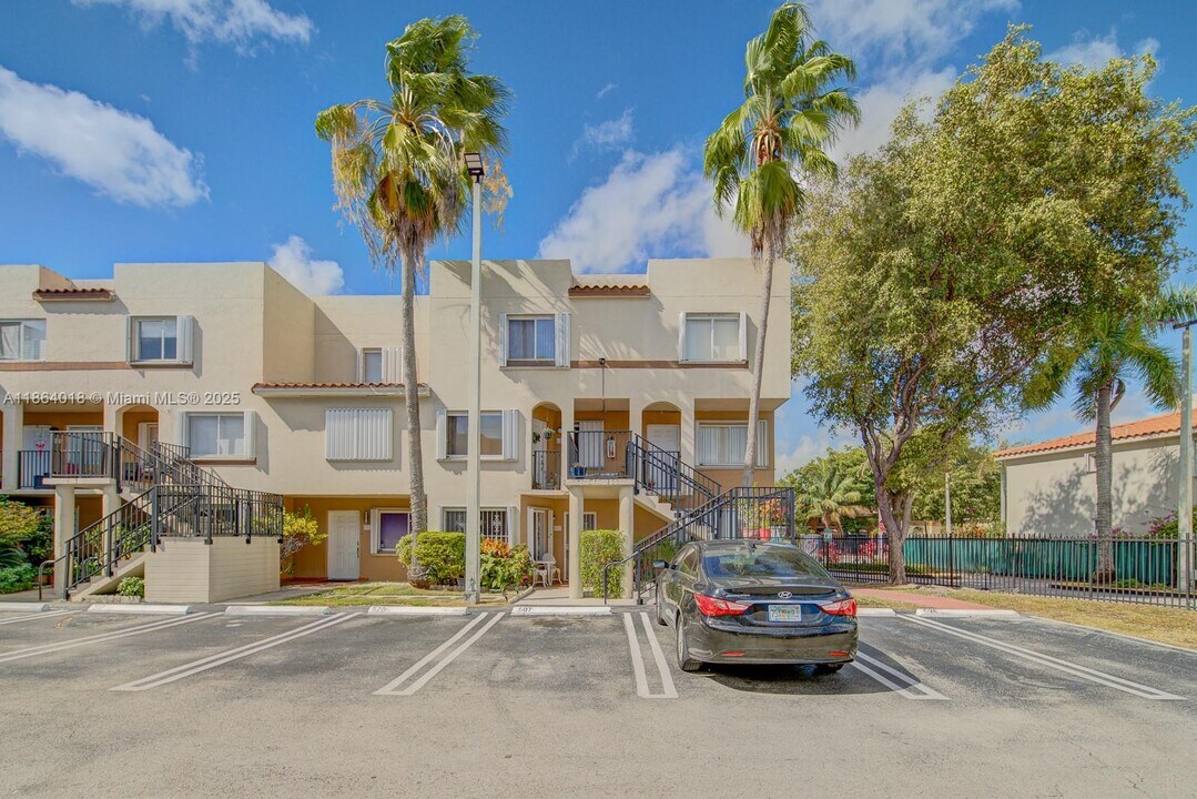 551 NW 82nd Ave in Miami, FL - Building Photo