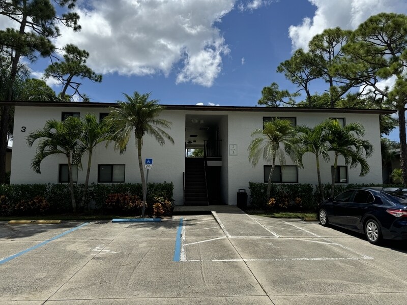 7961 Gladiolus Dr in Ft. Myers, FL - Building Photo