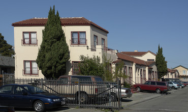 Redwood Townhouse Apartments in Oakland, CA - Building Photo - Building Photo