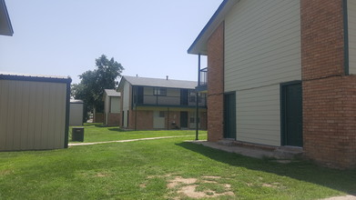 Cedar Crest Apartments in Owasso, OK - Building Photo - Building Photo