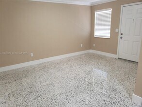 2725 SW 25th St in Miami, FL - Building Photo - Building Photo