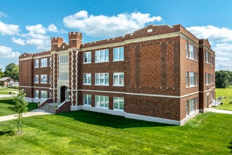 Historic Winterset High School Apartments 55+ in Winterset, IA - Foto de edificio - Building Photo
