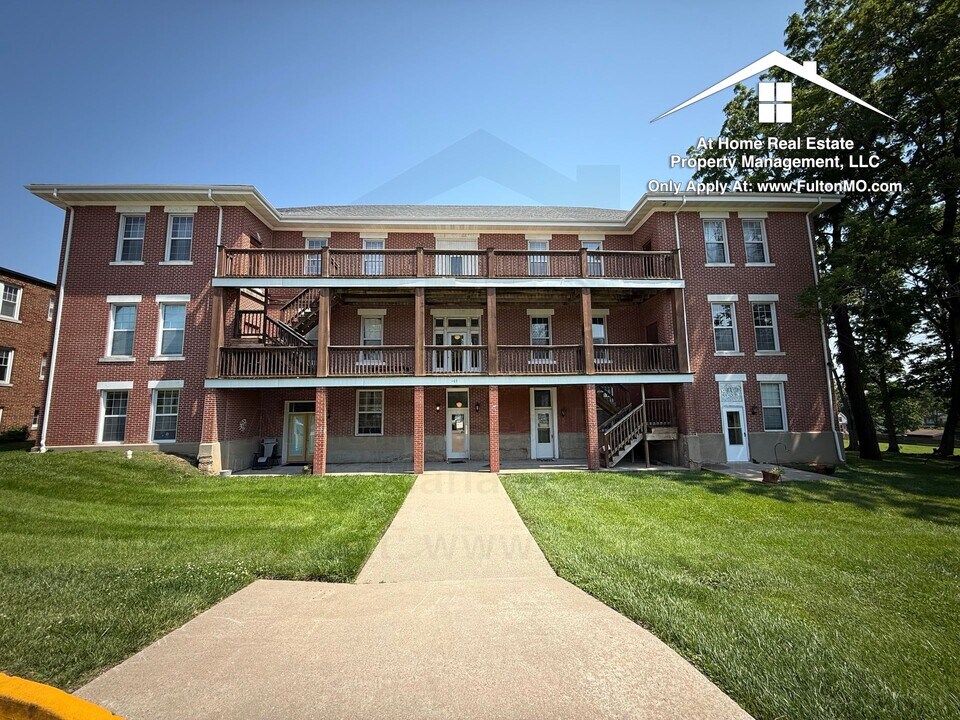 103 E 10th St in Fulton, MO - Building Photo