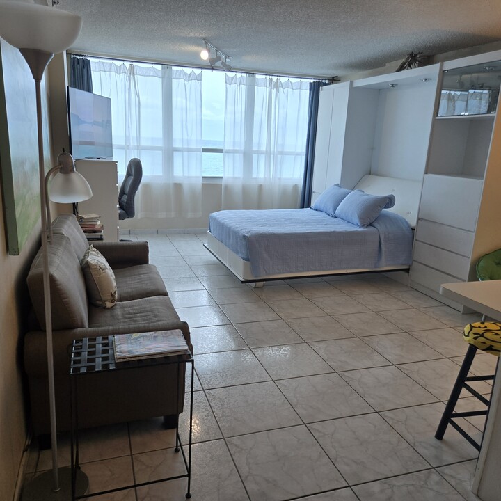 5445 Collins Ave, Unit 528 in Miami, FL - Building Photo