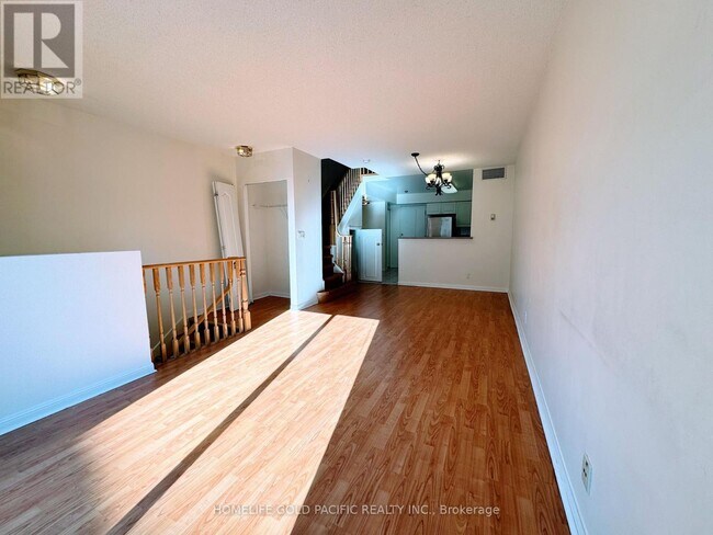 28 Sommerset Way in Toronto, ON - Building Photo - Building Photo