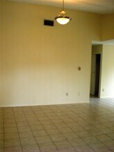 2002 Leeann Dr in Austin, TX - Foto de edificio - Building Photo