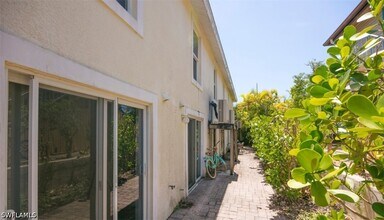 1555 Blue Point Ave in Naples, FL - Building Photo - Building Photo