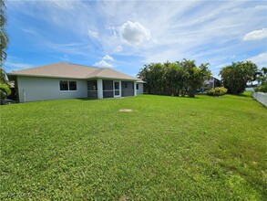 2700 SW 32nd St in Cape Coral, FL - Foto de edificio - Building Photo