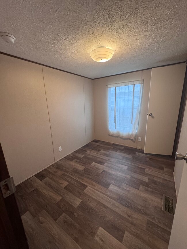 138 Loyalty Ln in Sparta, TN - Foto de edificio - Building Photo