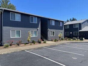 Woodside Park in Newberg, OR - Foto de edificio - Building Photo
