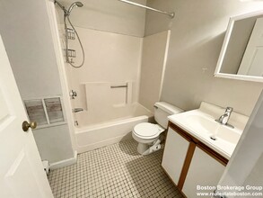 7 Iroquois St, Unit 2 in Boston, MA - Building Photo - Building Photo