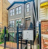 1750 W Cermak Rd in Chicago, IL - Building Photo