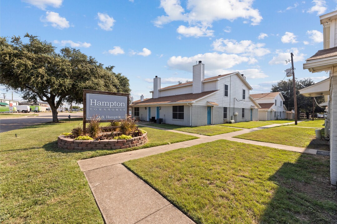 Hampton Townhomes in Crowley, TX - Foto de edificio