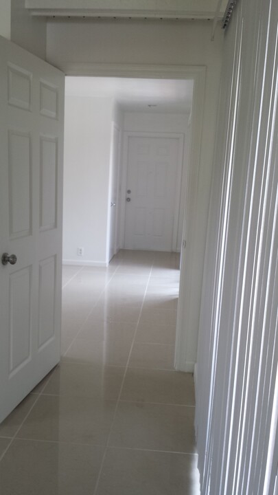 325 Kenilworth Blvd, Unit 1 BEDROOM in West Palm Beach, FL - Foto de edificio