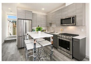 9200 Roosevelt Way NE in Seattle, WA - Building Photo - Building Photo