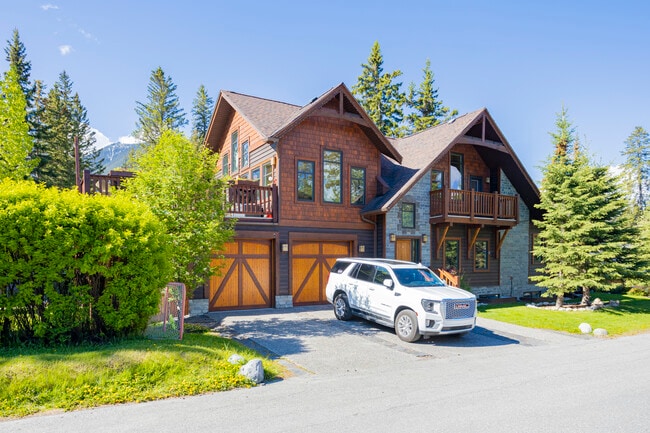 Banff Bear Bed And Breakfast in Banff, AB - Building Photo - Building Photo