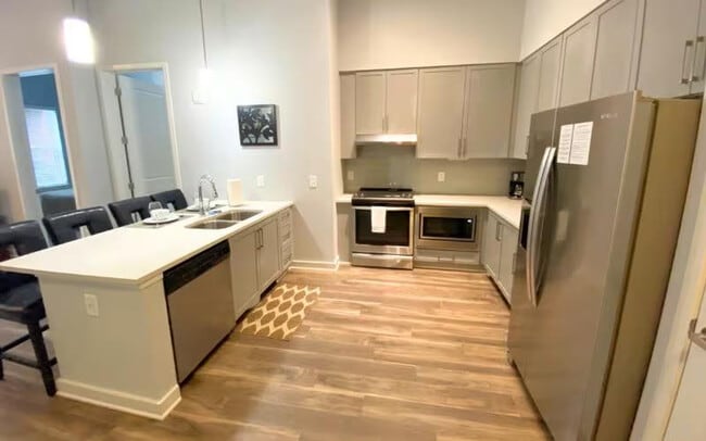 225 Sandy Springs Cir in Sandy Springs, GA - Building Photo - Building Photo