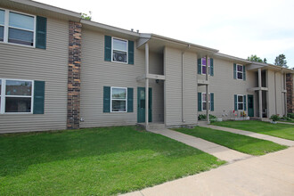 Warroad Townhomes in Warroad, MN - Building Photo - Building Photo