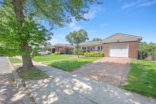 1498 Kew Ave in Hewlett, NY - Building Photo - Building Photo