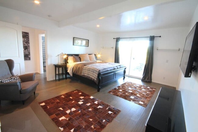 2060 Glencoe Way, Unit 2060 glencoe in Los Angeles, CA - Building Photo - Building Photo