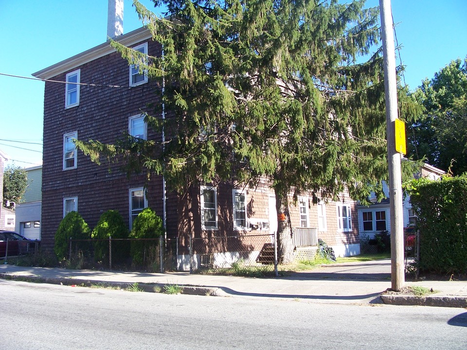 1166-1168 Dwelly St in Fall River, MA - Foto de edificio