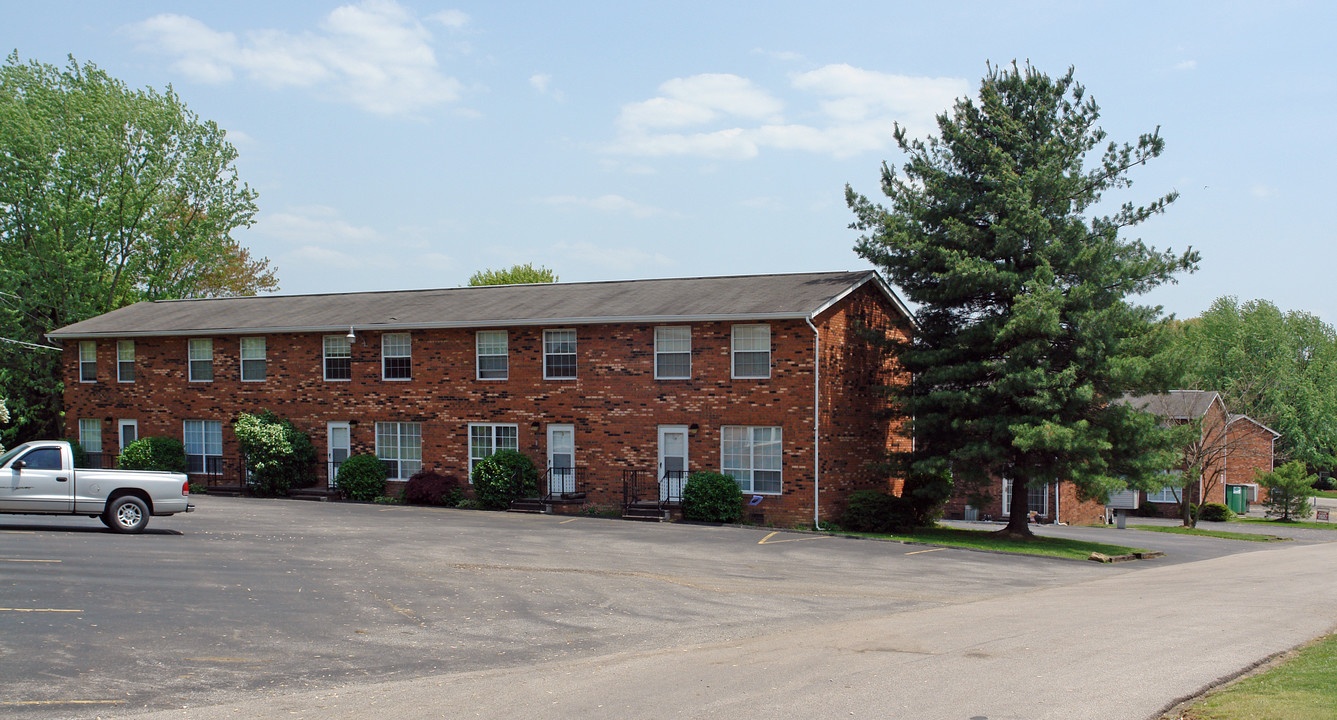 The Oaks Townhouses in Hurricane, WV - Building Photo