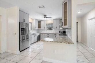 6130 Edwards Rd in Margate, FL - Building Photo - Building Photo