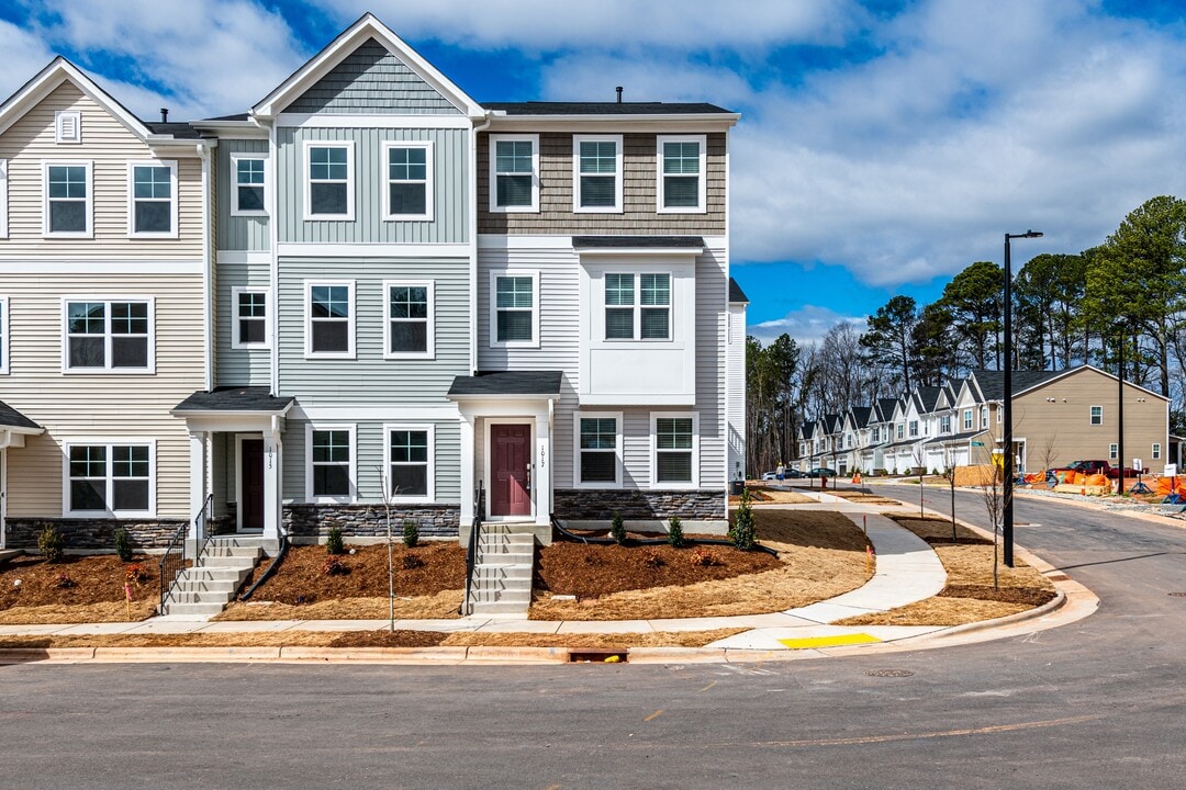 1017 Hemlock Cone Wy in Morrisville, NC - Building Photo