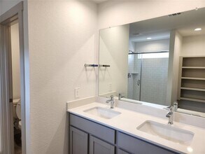318 Serena Pk Ln in Rosharon, TX - Building Photo - Building Photo