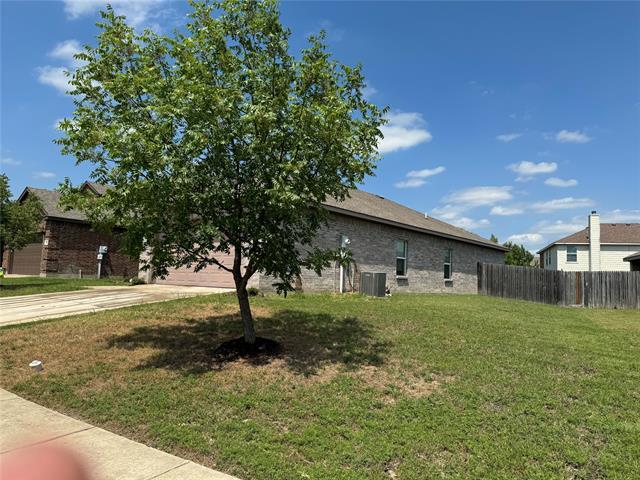 2049 Meadow View Dr in Princeton, TX - Foto de edificio - Building Photo