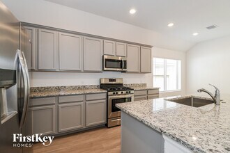 712 Scenic Lk Dr in La Marque, TX - Building Photo - Building Photo
