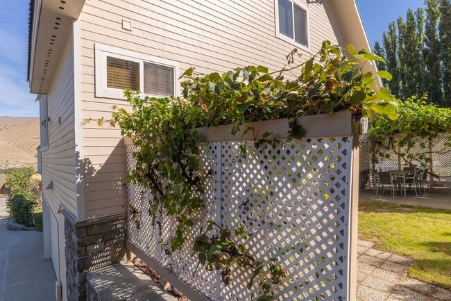 432 Lakeview Dr in Orondo, WA - Building Photo - Building Photo