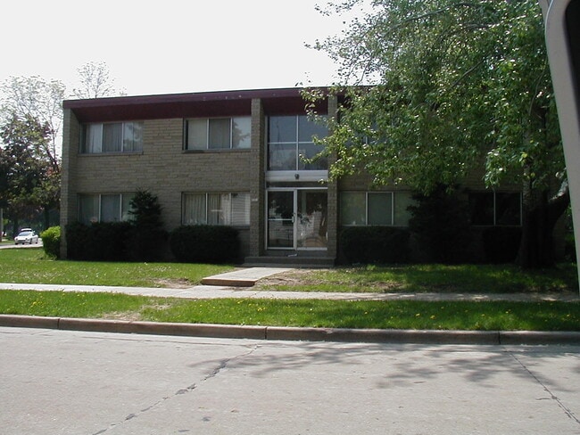 8301 W Carmen Ave in Milwaukee, WI - Building Photo - Building Photo