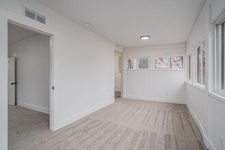 302 Stuart Ave, Unit Apt 3 in Kalamazoo, MI - Building Photo - Building Photo