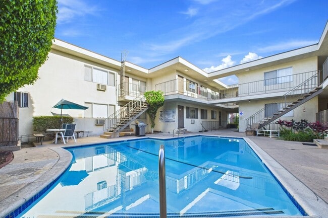 Oasis Apartments in Burbank, CA - Building Photo - Building Photo