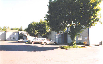 River Glen Apartments in Gladstone, OR - Building Photo - Building Photo