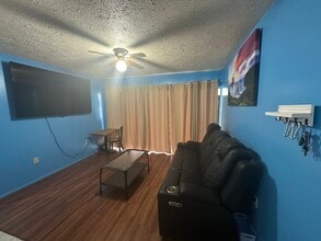 8602 Champlain Ct in Tampa, FL - Foto de edificio - Building Photo